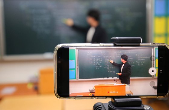 사상 첫 온라인 개학이 시작된 지난 9일 오전 광주광역시 서구 상일여고에서 교사가 온라인 수업 방식을 설명하고 있다. 광주-프리랜서 장정필