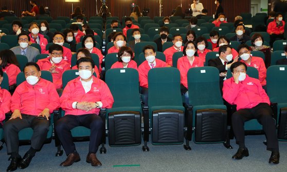 현장풀) 제21대 총선일인 15일 국회도서관 강당에 마련된 미래통합당-미래한국당 개표상황실에서 참패의 출구조사 결과가 나온 뒤 통합당 황교안 대표, 심재철 원내대표 등이 떠나고 한국당 원유철 대표, 염동열 사무총장과 비례 후보들만 자리를 지키고 있다. 오종택 기자