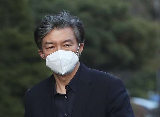 조국 전 법무부장관이 14일 서울 오후 도봉구 서울북부지방법원에서 열린 우종창 보수 유튜버를 피고인으로 하는 명예훼손 재판을 마치고 나오고 있다.[뉴스1]