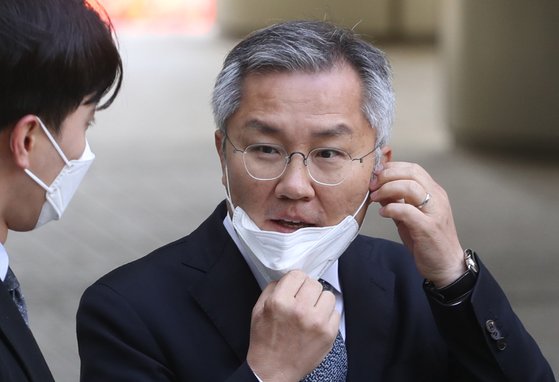 조국 전 법무부 장관 아들의 인턴활동 확인서를 허위로 작성해준 혐의로 기소된 최강욱 전 청와대 공직기강비서관이 21일 오전 첫 공판이 열린 서울중앙지법에서 기자들의 질문을 받고 있다. 연합뉴스