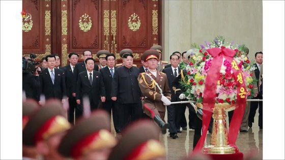 김정은 북한 국무위원장이 지난해 4월 15일 김일성 주석의 생일(태양절)을 맞아 당과 정부, 군 고위 간부들을 대동하고 김 주석의 시신이 안치된 금수산태양궁전에 들어서고 있다. 김 위원장은 올해 자신 명의의 조화는 보냈지만 참배하는 모습은 나오지 않아 직접 참배하지 않은 것으로 추정된다. [사진 연합뉴스]
