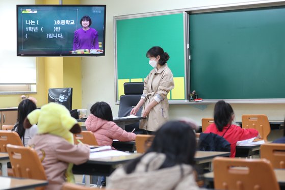 초등학교 1~3학년생들의 온라인 개학이 시작된 20일 오전 경기 수원시의 한 초등학교에서 긴급돌봄 서비스를 신청한 학생들이 교실에 나와 EBS 방송을 보고 있다. 연합뉴스
