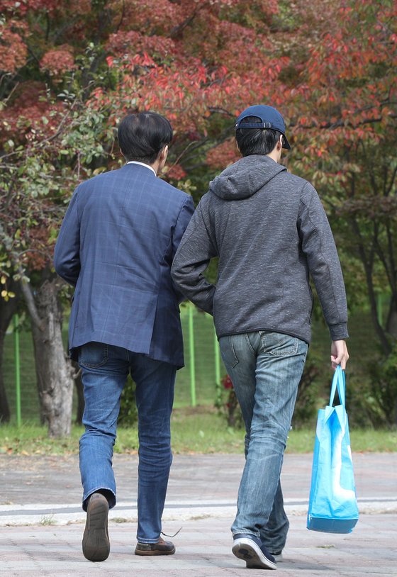 조국 전 법무부 장관과 아들이 지난해 10월 24일 의왕구치소에 구속된 정경심 동양대 교수의 면회를 하러 방문한 모습. [뉴스1]