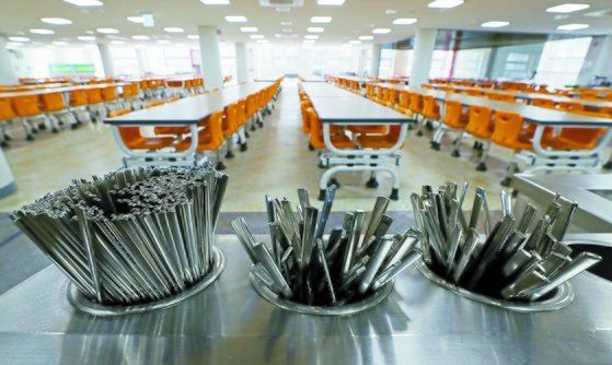 초·중·고교가 온라인 개학을 하면서 각 학교 급식실이 두달째 텅 비어있다. [연합뉴스]