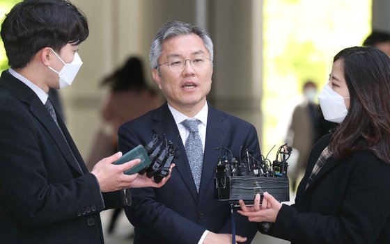 4.15총선에서 열린민주당 비례대표로 당선된 최강욱 전 청와대 공직기강비서관이 21일 서울중앙지법으로 출석하며 기자의 질문에 답하고 있다. 김상선 기자