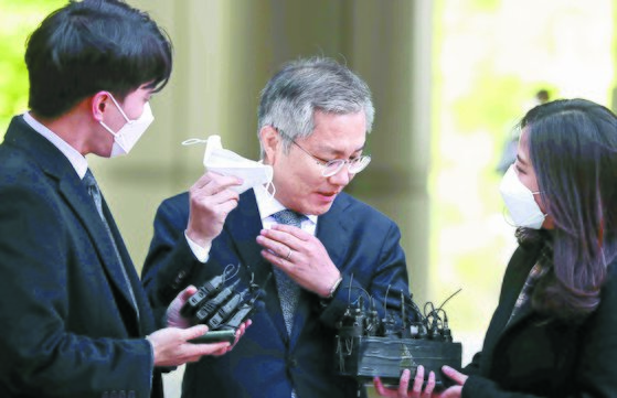 조국 전 법무부 장관 아들 인턴활동 확인서 허위 작성 혐의로 기소된 최강욱 전 청와대 공직기강비서관이 21일 서울중앙지법에서 열린 첫 공판에 출석하며 기자들의 질문을 받고 있다. 김상선 기자