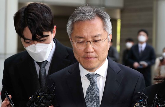 4.15총선에서 열린민주당 비례대표로 당선된 최강욱 전 청와대 공직기강비서관이 21일 서울중앙지법으로 출석하고 있다. 최 당선인은 법무법인 청맥 변호사로 일하던 2017년 조국 전 장관의 아들에게 허위로 인턴확인서를 발급해준 혐의를 받고 있다. 김상선 기자