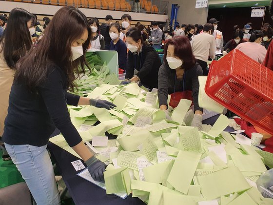 15일 오후 7시7분 서울 도봉구 덕성여대 개표소에서 개표사무원들이 투표함을 열어 투표용지를 쏟아내고 있다. 이가람 기자