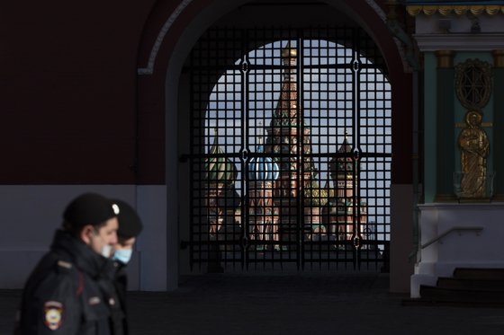 22일(현지시간) 러시아 모스크바에서 마스크를 쓴 경찰들이 성 바실리 성당 인근 지역을 순찰하고 있다. 모스크바를 비롯한 러시아의 각 지방정부는 외출금지령을 발령한 상태다. [AP=연합뉴스]