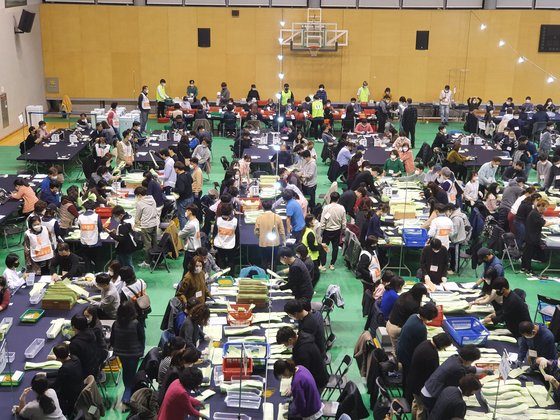 15일 오후 7시40분쯤 서울 도봉구 덕성여대 개표소에서 21대 총선 개표 작업이 진행되고 있다. 이가람 기자