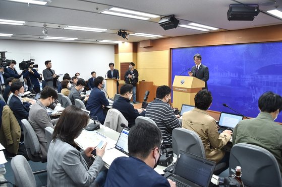 24일 기자회견하는 변성완 부산시장 권한대행. 부산시