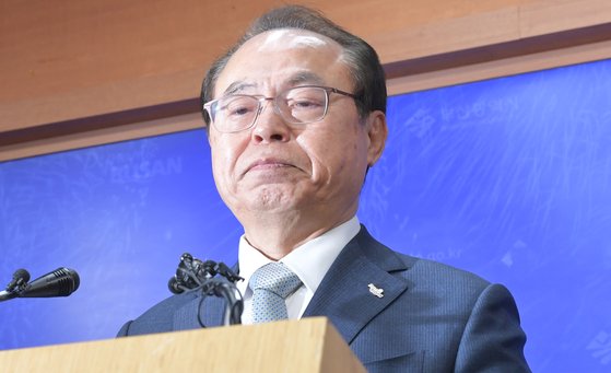 오거돈 전 부산시장이 23일 오전 부산시청에서 기자회견을 열어 시장직 사퇴 의사를 밝힌 뒤 울먹이고 있다. 송봉근 기자