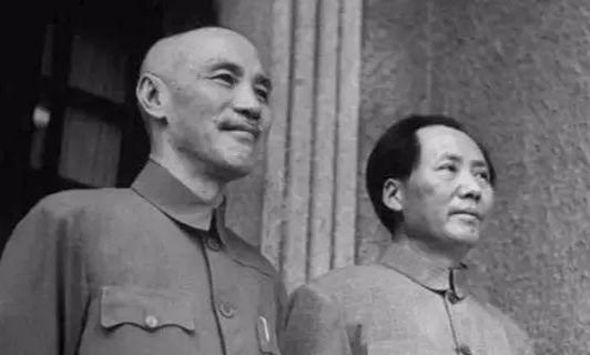 1945년 8월 말 전시수도 충칭(重慶)에서 열린 국공담판에서 만난 장제스(왼쪽)와 마오쩌둥(오른쪽). [사진 위키피디아]