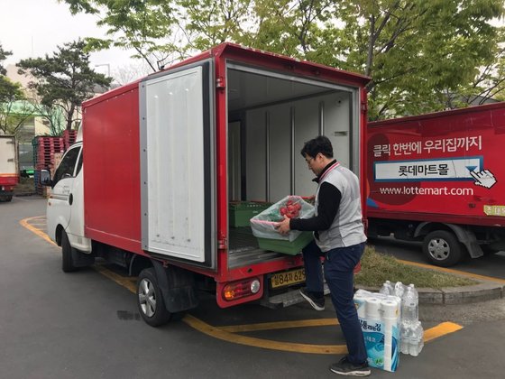 하역장에서 배송기사가 상품을 싣는다. 문희철 기자