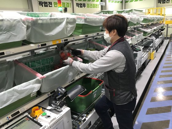 개별 도착한 상품을 고객별로 재포장하고 검수한다.