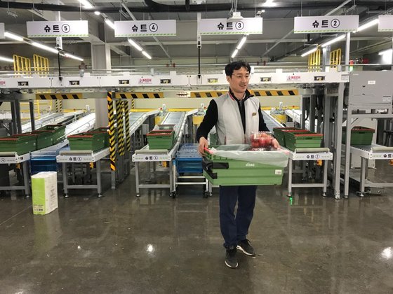 하역장에서 배송기사가 상품을 싣는다. 문희철 기자