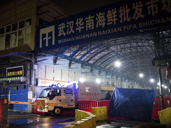 중국 우한의 화난수산시장은 가장 먼저 바이러스 발원지로 주목 받았다. 그러나 미국에선 이런 말이 우한 실험실 유출설에 쏟아지는 주의를 돌리기 위한 것이라는 주장이 나오고 있다. [AFP=연합뉴스]