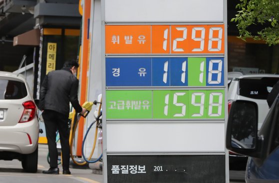 22일 서울 서대문구의 한 주유소를 이용하는 시민. 연합뉴스
