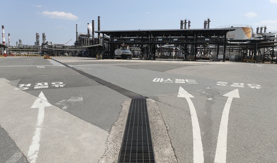 국내 정유업계가 신종 코로나바이러스 감염증(코로나19)에 따른 수요 감소와 국제유가 급락, 정제 마진 악화 등으로 어려움을 겪고 있다. 23일 울산 남구 SK에너지 석유제품 출하장이 한산한 모습. 연합뉴스