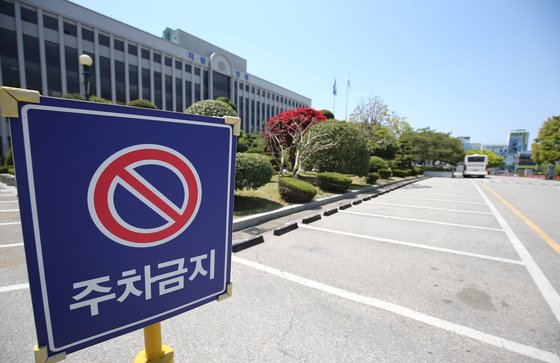 전두환 전 대통령의 출석을 하루 앞둔 26일 광주광역시 동구 지산동 광주지법 주차장의 차량 통행이 금지돼 텅 비어 있다. 광주-프리랜서 장정필