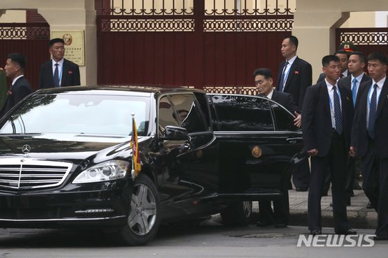 김정은 위원장의 경호팀에서 코로나19 환자가 발생해 김 위원장의 대외 활동이 올스톱되며 건강 이상설이 발생했다고 26일 중국의 대북 소식통은 전했다. 사진은 지난해 2월 김 위원장이 베트남 하노이 북한 대사관을 방문했을 당시 경호를 펴는 김 위원장의 경호원들 모습. [뉴시스] amin2@newsis.com
