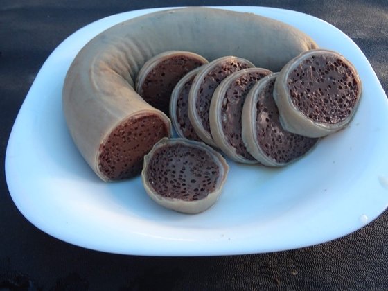 ‘부유렌’이라는 부르는 순록 피순대. 북극지역 순록유목민들에게 가장 보편적인 요리이다. 도살 즉시 만들어지며 대부분 내장과 피만으로 만들지만 일부지역은 맛을 더 내기 위해 순록고기를 넣기도 한다. [사진 한국해양수산개발원]