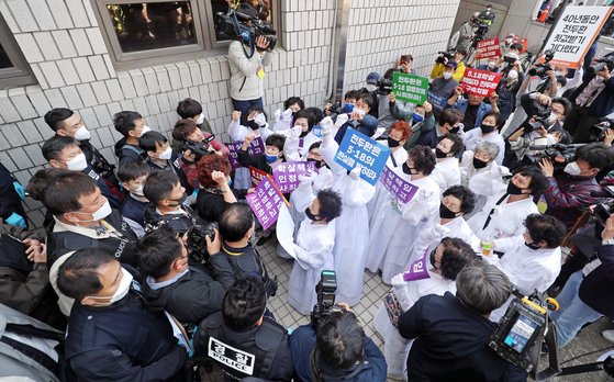 전두환씨(89)의 사자명예훼손 혐의에 대한 공판기일이 열린 27일 오후 광주지방법원 전씨가 출석한 출입구 앞에서 오월어머니회 회원들이 '임을 위한 행진곡' 등을 제창하고 있다. 프리랜서 장정필