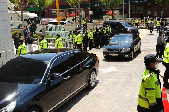 전두환씨의 사자명예훼손 형사재판일인 27일 광주 동구 광주지방법원으로 전두환이 탄 차량이 진입하고 있다. 프리랜서 장정필