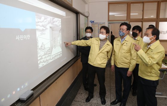 조희연 서울시교육감(왼쪽 두번째)이 22일 오후 서울 영등포구 대림중학교에서 온라인개학 현장점검을 하고 있다. 연합뉴스