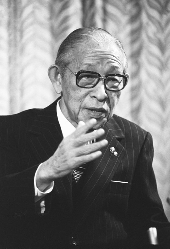 마쓰시타정경숙을 설립한 마쓰시타 고노스케 파나소닉 창업자의 1981년 모습. [지지통신 제공]