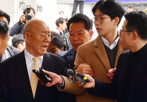 전두환 전 대통령이 지난해 3월 11일 광주지법에서 열리는 재판을 받기 위해 법정에 들어서다 "왜 이래"라며 질문하는 기자를 쳐다보고 있다. [뉴시스]