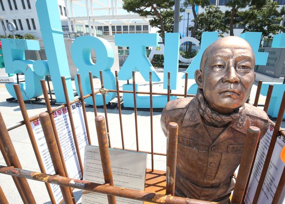 26일 오전 광주 동구 5.18민주광장에서 시민들이 '무릎꿇은 전두환 동상'. 프리랜서 장정필