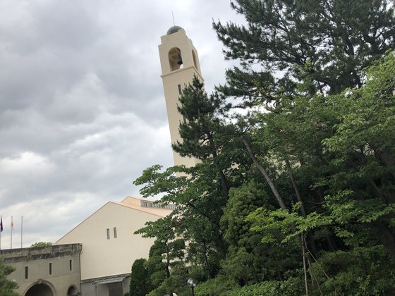 마쓰시타정경숙의 상징물인 여명의 탑을 비롯한 내부의 모습. [중앙포토]