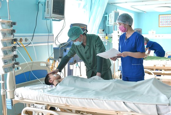 북한 평양시 대동강구 문수거리에 위치한 옥류아동병원에서 의료진이 입원 중인 어린이 환자의 상태를 살피고 있다. [우리민족끼리 홈페이지 캡처]