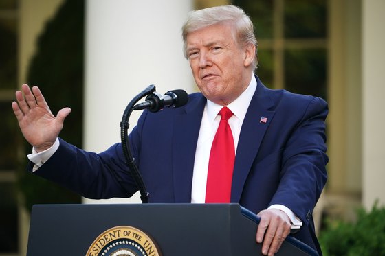 도널드 트럼프 미국 대통령이 27일(현지시간) 백악관 로즈가든에서 열린 기자회견에서 신종 코로나바이러스 감염증(코로나19) 확산 사태와 김정은 북한 국무위원장 신병 이상설에 등에 관해 질문을 받고 있다.[AFP=연합뉴스]