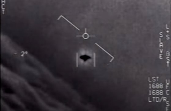 미국 국방부가 공개한 미확인비행물체(UFO) 동영상의 일부. 사진 영국 가디언 유튜브 채널 캡처