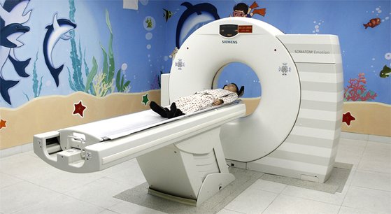 북한 평양의 옥류 아동병원에서 한 어린이 환자가 첨단 의료장비를 통해 진단을 받고 있다. 진찰실 벽이 어린이들이 좋아하는 장식으로 꾸며져 있어 눈길을 끈다. [우리민족끼리 홈페이지 캡처]