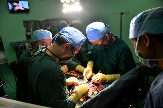 북한 평양 문수거리에 위치한 옥류 아동병원에서 수술하는 모습. 심혈관 외과 의사는 대부분 젊지만 실력은 1, 2위를 다툴 정도로 좋다고 선전하고 있다. [우리민족끼리 홈페이지 캡처]