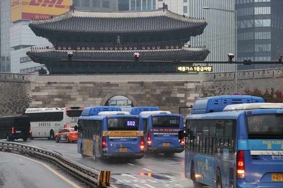 서울시는 사대문 안에 지정된 '녹색교통지역'에 배출가스 5등급 차량이 드나들지 못하도록 제한하고 있다. 지난해 12월 녹색교통지역 경계지점인 숭례문 단속 카메라를 운영되고 있다. 우상조 기자