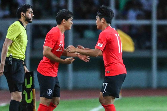 FIFA가 한시적으로 축구경기 선수 교체 카드를 3장에서 5장으로 늘리는 방안을 추진한다. 지난해 투르크메니스탄과 월드컵 예선 경기 도중 나상호(맨 오른쪽) 대신 권창훈이 교체 투입되고 있다. [뉴스1]