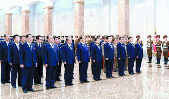 지난 15일 김일성 주석의 108회 생일을 맞아 북한 고위 당국자들이 금수산태양궁전을 찾아 참배하고 있다. 김정은 위원장은 이날 참배에 불참한 뒤 건강 이상설이 제기됐다. [사진 뉴스1]