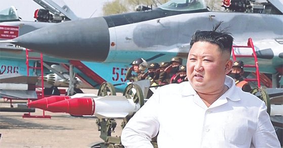 김정은 북한 국무위원장이 서부 지구 항공 및 반항공 사단 관하 추격습격기 연대를 시찰했다고 북한 조선중앙 TV가 12일 전했다. [연합뉴스]