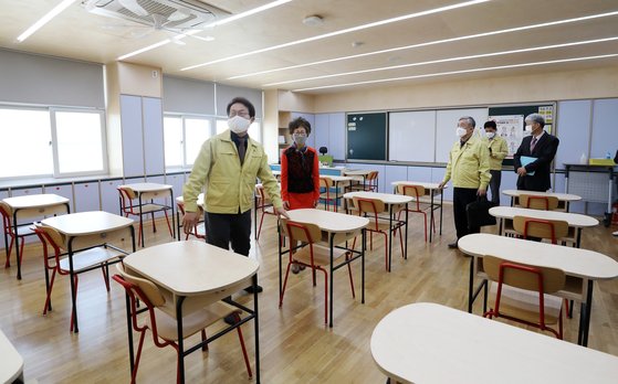 조희연 서울시교육감이 29일 서울 강서구 등원초등학교를 찾아 텅 빈 교실을 둘러보고 있다. 뉴스1