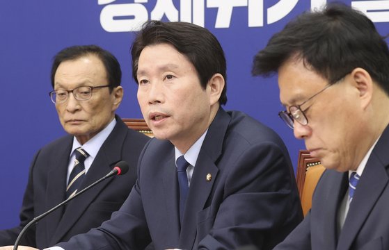 민주당 이인영 원내대표(왼쪽 둘째)가 27일 오후 국회에서 열린 최고위원회의에서 발언하고 있다. 임현동 기자