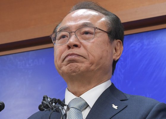 오거돈 부산시장이 지난 23일 오전 부산시청에서 기자회견을 열고 직원 성추행 사실을 인정하며 시장직 사퇴 의사를 밝히고 있다. 중앙포토