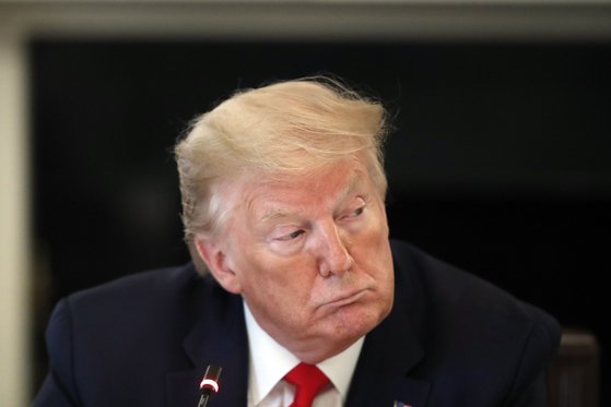 지난 4월 29일 이국 워싱턴의 백악관에서 보고를 듣고 있는 도널드 트럼프 미국 대통령. AP=연합뉴스