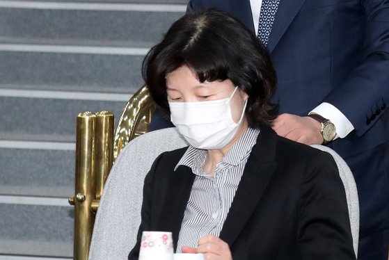 양정숙 더불어시민당 당선인이 28일 서울 여의도 국회에서 열린 더불어민주당 의원들 경제 공부 모임인 '경국지모'에 참석해 있다. 시민당은 28일 서울 여의도 당사에서 윤리위원회 회의를 열고 양 당선인을 제명하고 검찰에 고발하기로 했다. [뉴스1]