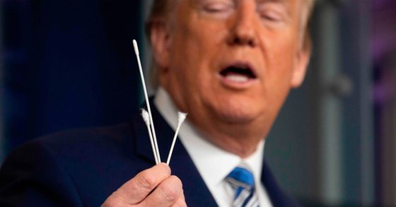 기자회견 중 의료용 면봉 꺼내든 트럼프 대통령. EPA=연합뉴스