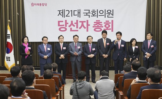 미래통합당 당선인들이 28일 오전 국회에서 열린 당선자 총회에서 인사말을 하고 있다. 임현동 기자