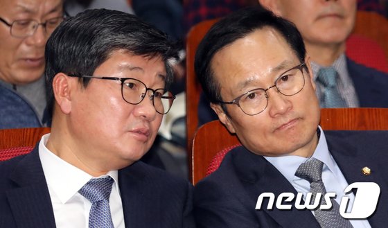 전해철 의원(왼쪽)과 홍영표 전 원내대표. [뉴스1]